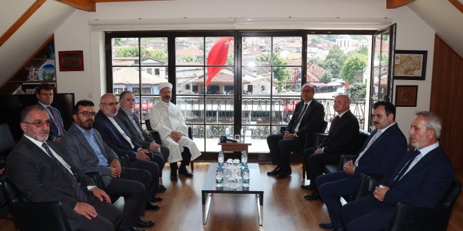 Diyanet İşleri Başkanı Erbaş, Kosova Türk Temsil Heyeti Başkanlığı’nı ziyaret etti