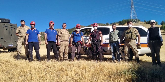 Kurttan kaçıp uçurumda mahsur kalan keçiyi AFAD ekibi kurtardı
