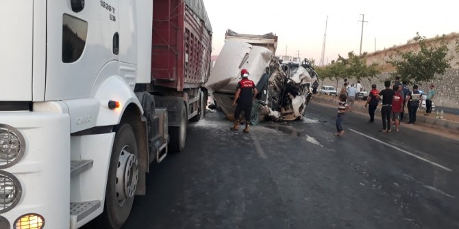 Su tankerine çarpan tırın sürücüsü ağır yaralandı