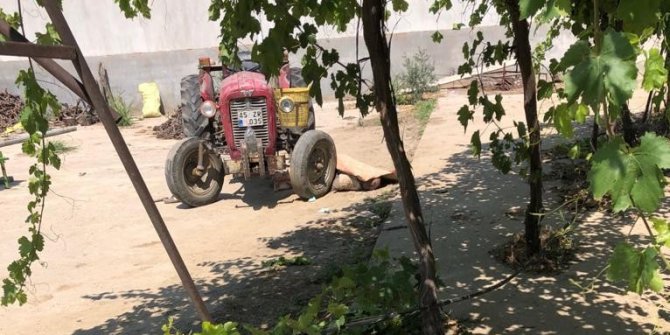 Traktörün üzerinde kalp krizi geçirip tekerin altında kaldı