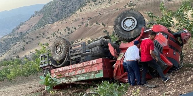 Yangını söndürmeye giden itfaiye aracı şarampole yuvarlandı: 2 yaralı