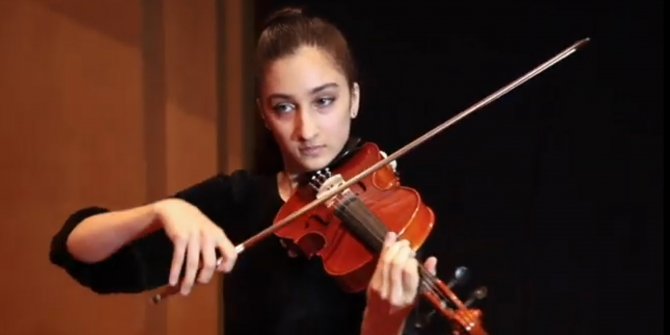 'Kırmızı diplomalı' 15 yaşındaki Safiye, 5'inci dili öğreniyor