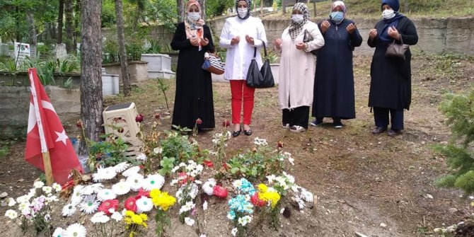 Şehit annesini ve şehit mezarını ziyaret edip dua ettiler