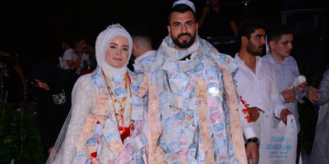 Üç kez ertelenen düğünde çifti paraya boğdular