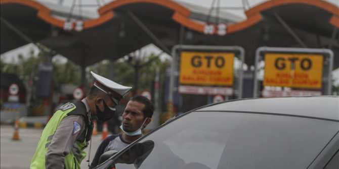 Kasus Covid-19 melonjak, polisi sekat 10 ruas jalan di Jakarta