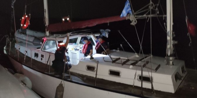 İzmir'de 45 kaçak göçmen ile 2 göçmen kaçakçısı yakalandı