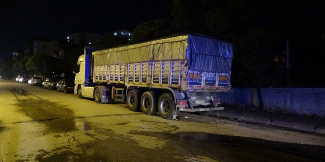 Park halindeki tıra çarpan motosiklet sürücüsü hayatını kaybetti