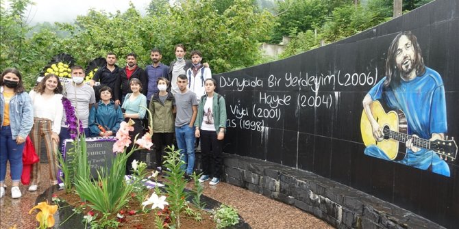 Sanatçı Kazım Koyuncu, vefatının 16. yılında Artvin'deki kabri başında anıldı