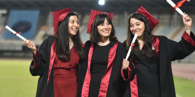 Üçüz doktorların diploma gururu