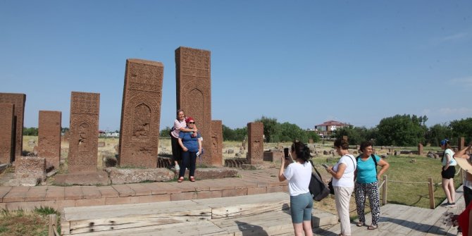 Selçuklu Mezarlığı’nda ziyaretçi yoğunluğu