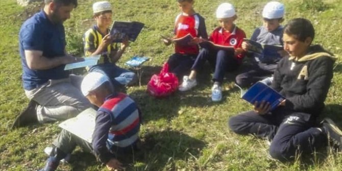 Kuran öğretmek için her Gün 20 kilometre yol gidiyor