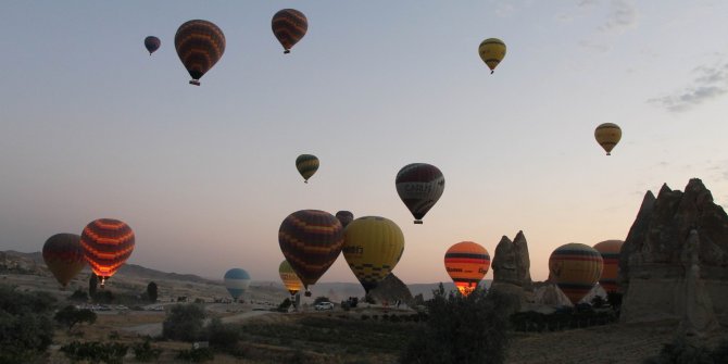 Kapadokya’da gökyüzünde balonların dansı