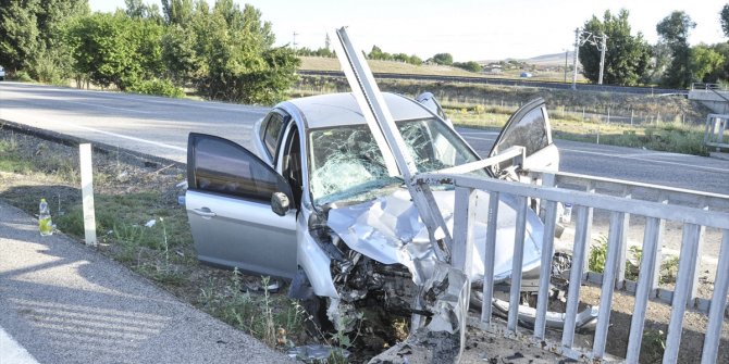 Yozgat'ta otomobil köprü korkuluklarına çarptı: 1 ölü, 2 yaralı