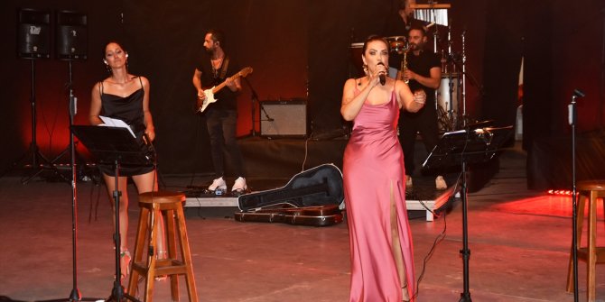 Şarkıcı Yeşim Salkım Bodrum'da konser verdi