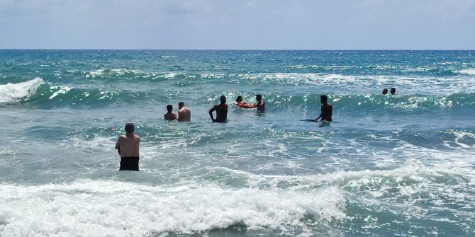 Hatay’da 2 kişi rip akıntısına kapıldı