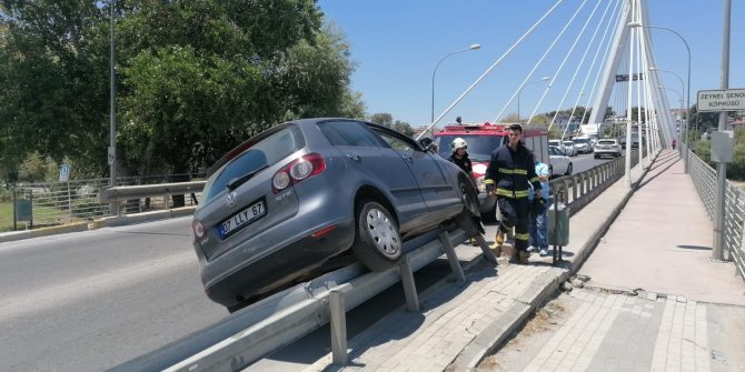 Lastiği patlayan otomobil bariyer üzerinde 40 metre gittikten sonra durabildi