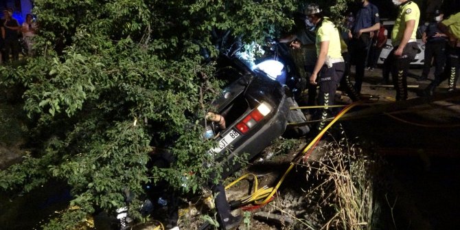 Ağaca çarpan otomobilde sıkışan genç sürücü 1 saatte kurtarıldı