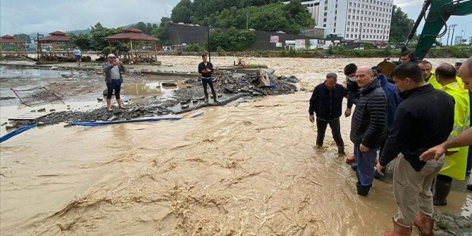 Poplave u crnomorskoj regiji Turske: Voda prodrla u zgrade i nosila automobile u Artvinu i Rizeu