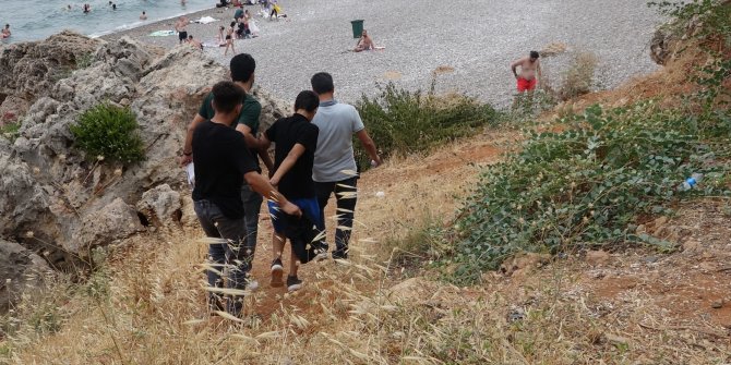 Plajda hırsızlık yaptılar, falezlerdeki kayalıklarda saklanırken yakalandılar