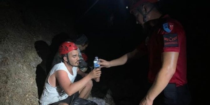 Ormanlık alanda kaybolan 2 kişiyi JAK buldu