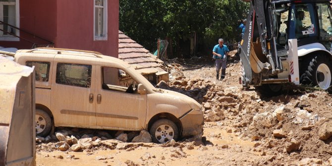 Sulama kanalı patladı, evler su altında kaldı