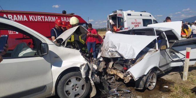 Hafif ticari araç ile otomobil kafa kafaya çarpıştı: 1 ölü, 6 yaralı