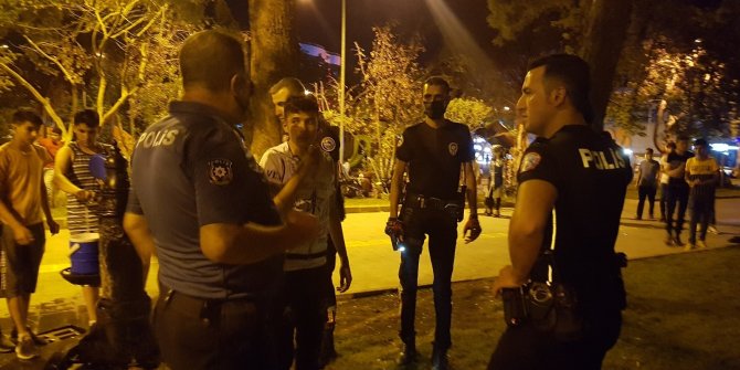 ’Ayağını üst üste atma’ kavgası: 2 yaralı