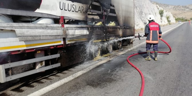 TEM’de kükürt yüklü tırda yangın