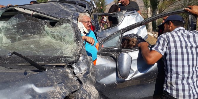 Tatil yolunda kaza; 4 kişilik aile yaralı