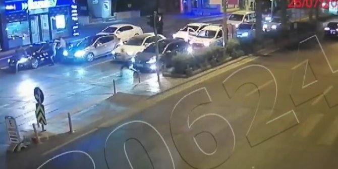Kaçan sürücü polis memurunu aracın kaputunda böyle sürükledi