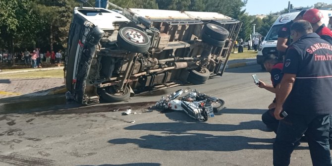 Meşrubat kamyoneti motosikletli çifte çarptı: 1 ölü, 2 yaralı