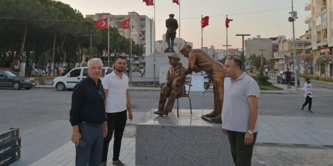 Covid-19 geçiren başkan ilçesine sağlıkçı anıtı yaptırdı