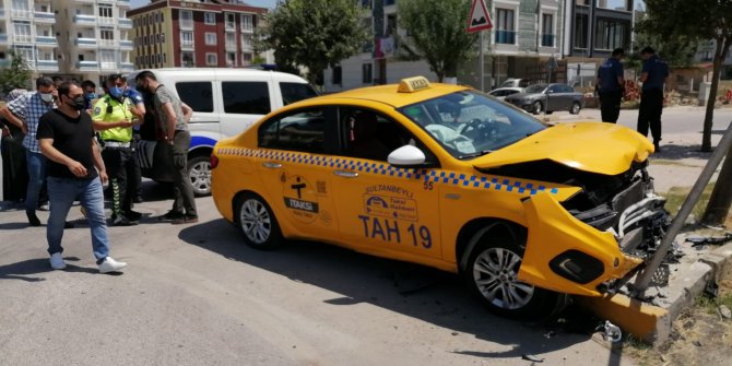 Otomobil ile taksi çarpıştı: 2 yaralı