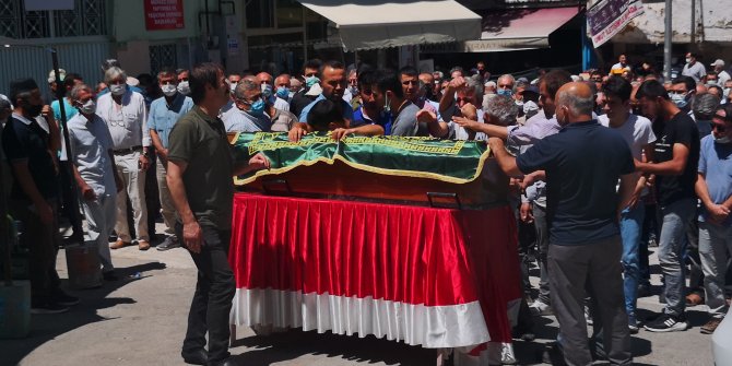 Eşinin telefonu açmadığı için öldürdüğü 3 çocuk annesi toprağa verildi