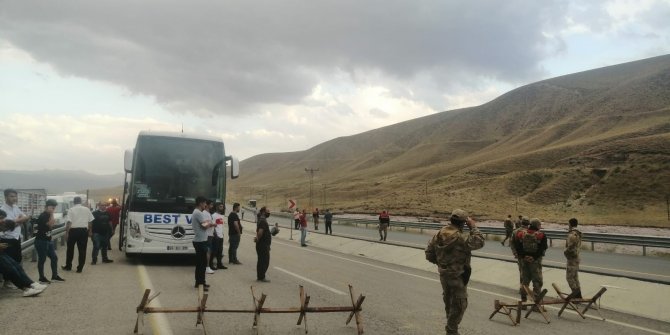 Sel nedeniyle araçlar mahsur kaldı
