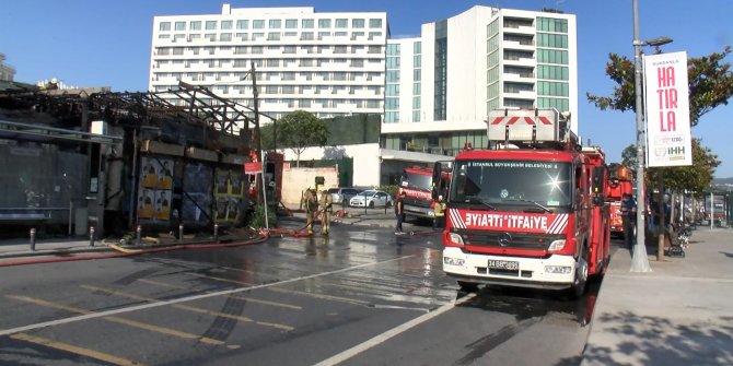 Sarıyer'de baraka yangını, sahil yolunda trafik durdu