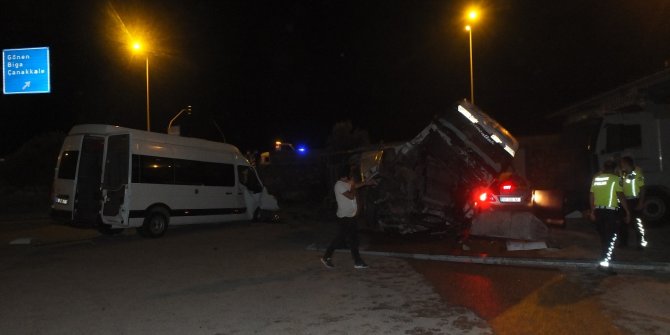 Kontrolden çıkan kamyonu beton bariyerler de durduramadı: 5 yaralı