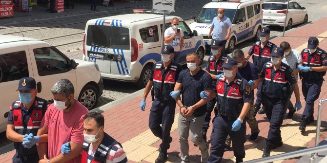 Yurt dışına kaçmaya çalışırken yakalanan 4 eski polis, adliyeye sevk edildi