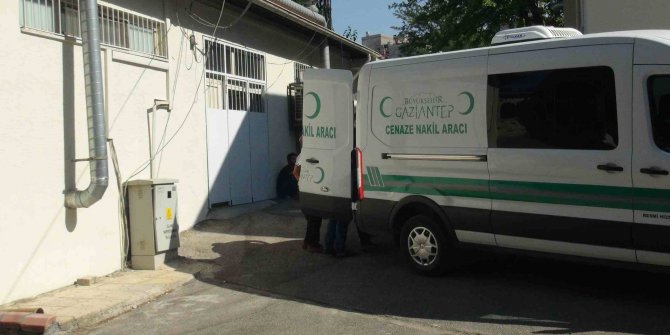 Birbirlerinden şikayetçi olan aileler arasında karakol çıkışı kavga: 1 ölü