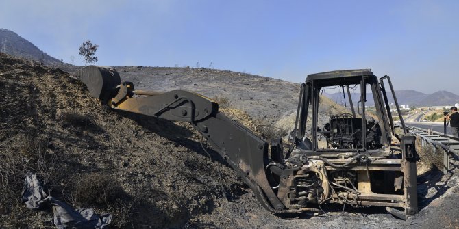 Mersin'de 2 ilçedeki yangınlar devam ediyor; havadan müdahale yeniden başladı