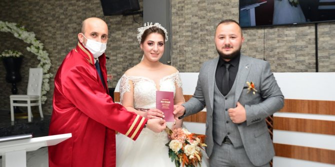 Kısıtlamadan çıkan, nikah salonuna koştu