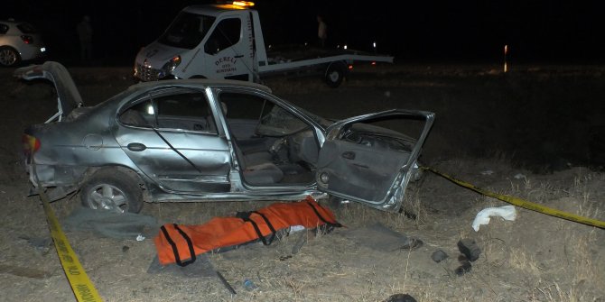 Sürücüsünün, sürüye çarpmamak için ani manevra yaptığı otomobil şarampole devrildi: 1 ölü, 2 yaralı