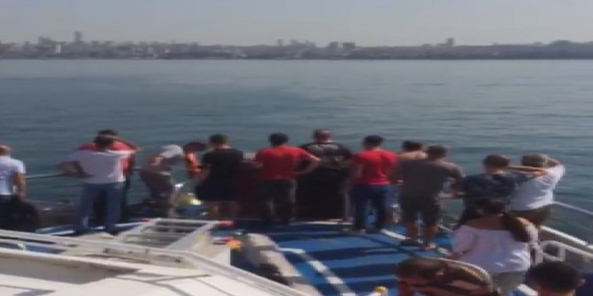Ada vapurundan denize düştü; yolcular kurtardı