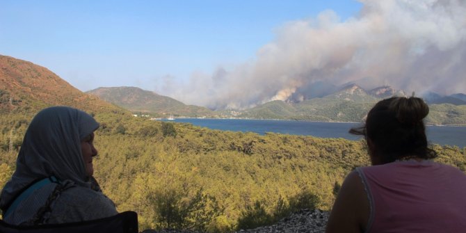 Korku dolu gözlerle yangını izlediler