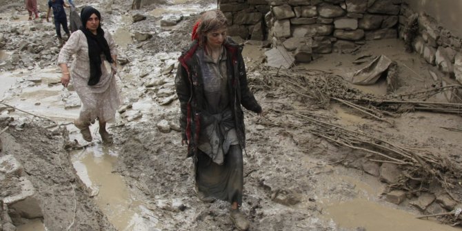 Başkale'de sel sularına kapılan bir kadın son anda kurtarılırken, birçok ev zarar gördü