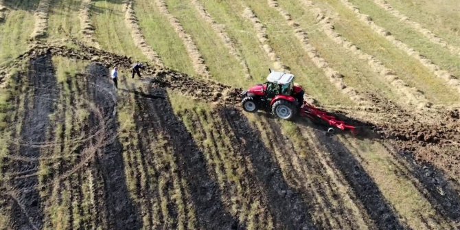 Karabük’te ekin tarlasındaki yangın ormana sıçramadan söndürüldü