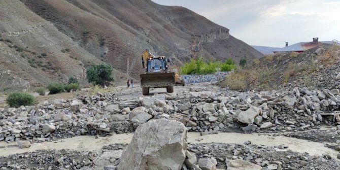 Van Büyükşehir Belediyesi tüm imkanlarıyla sel bölgesindeki çalışmalarını sürdürüyor