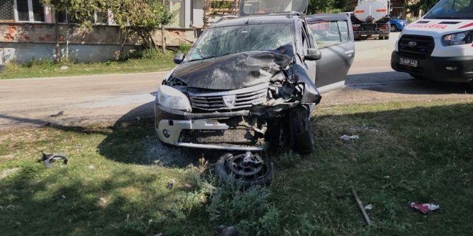 Motosiklet otomobille çarpıştı: 1 ağır yaralı