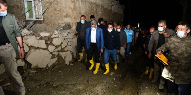 Başkale'de sel sularına kapılan bir kadın son anda kurtarılırken, birçok ev zarar gördü