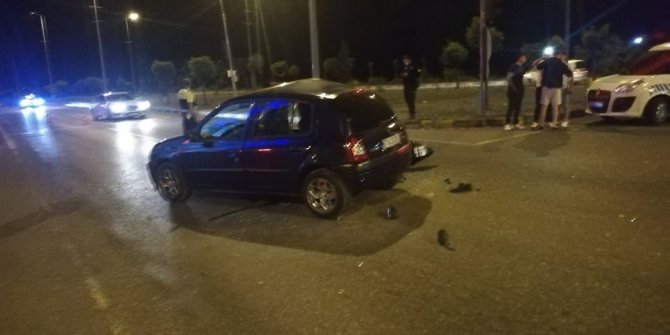 Otomobil ile motosiklet kavşakta çarpıştı